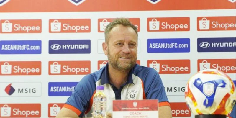 Không khí họp báo ra mắt tân binh tại các câu lạc bộ lớn châu Âu