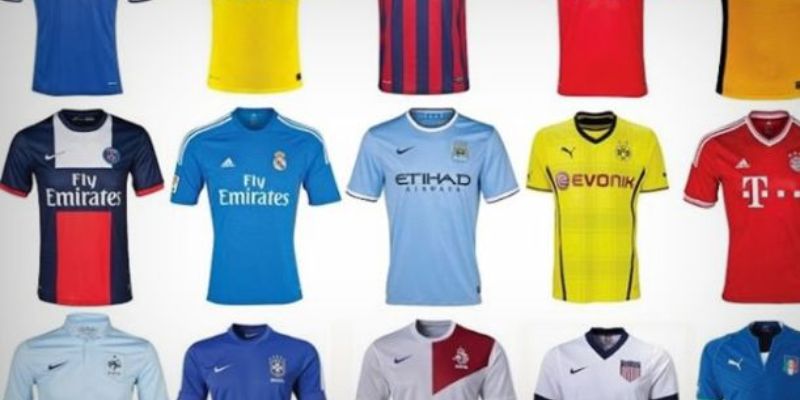 Người hâm mộ thể hiện phong cách với áo đấu của đội bóng yêu thích