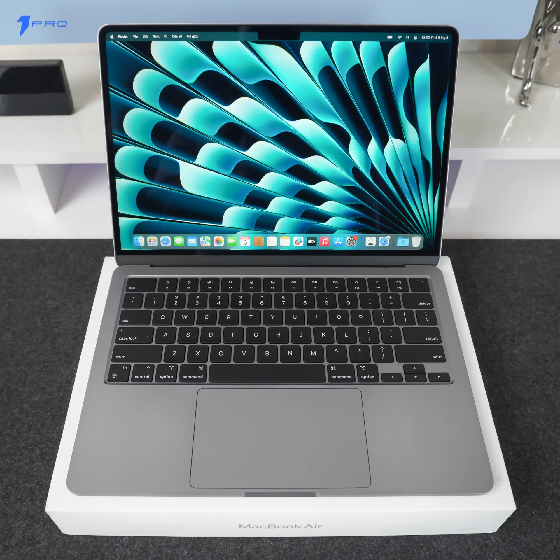 Macbook Air M2 màu Midnight nằm trên bàn làm việc