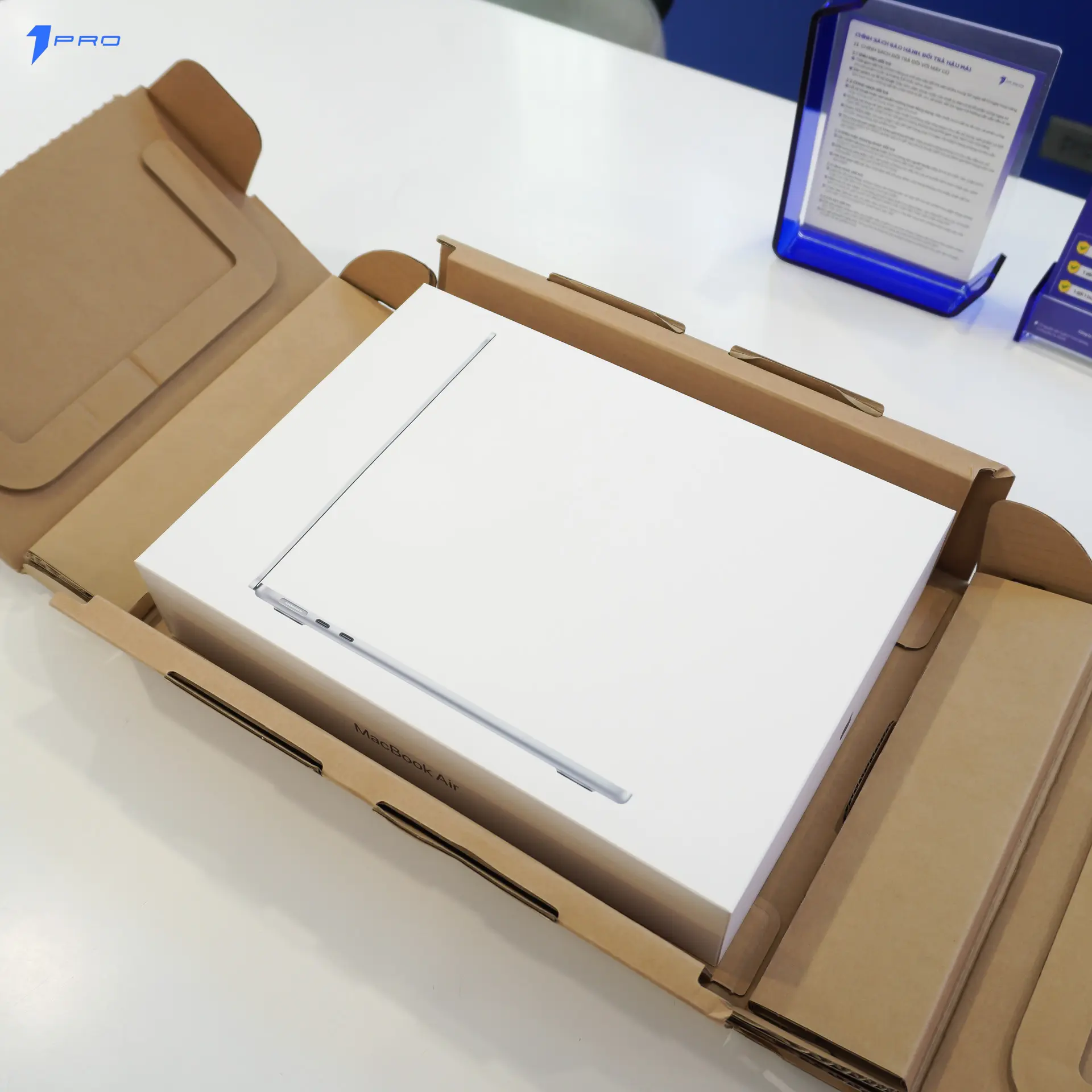 Cận cảnh màn hình Liquid Retina của Macbook Air M4 hiển thị hình ảnh rực rỡ