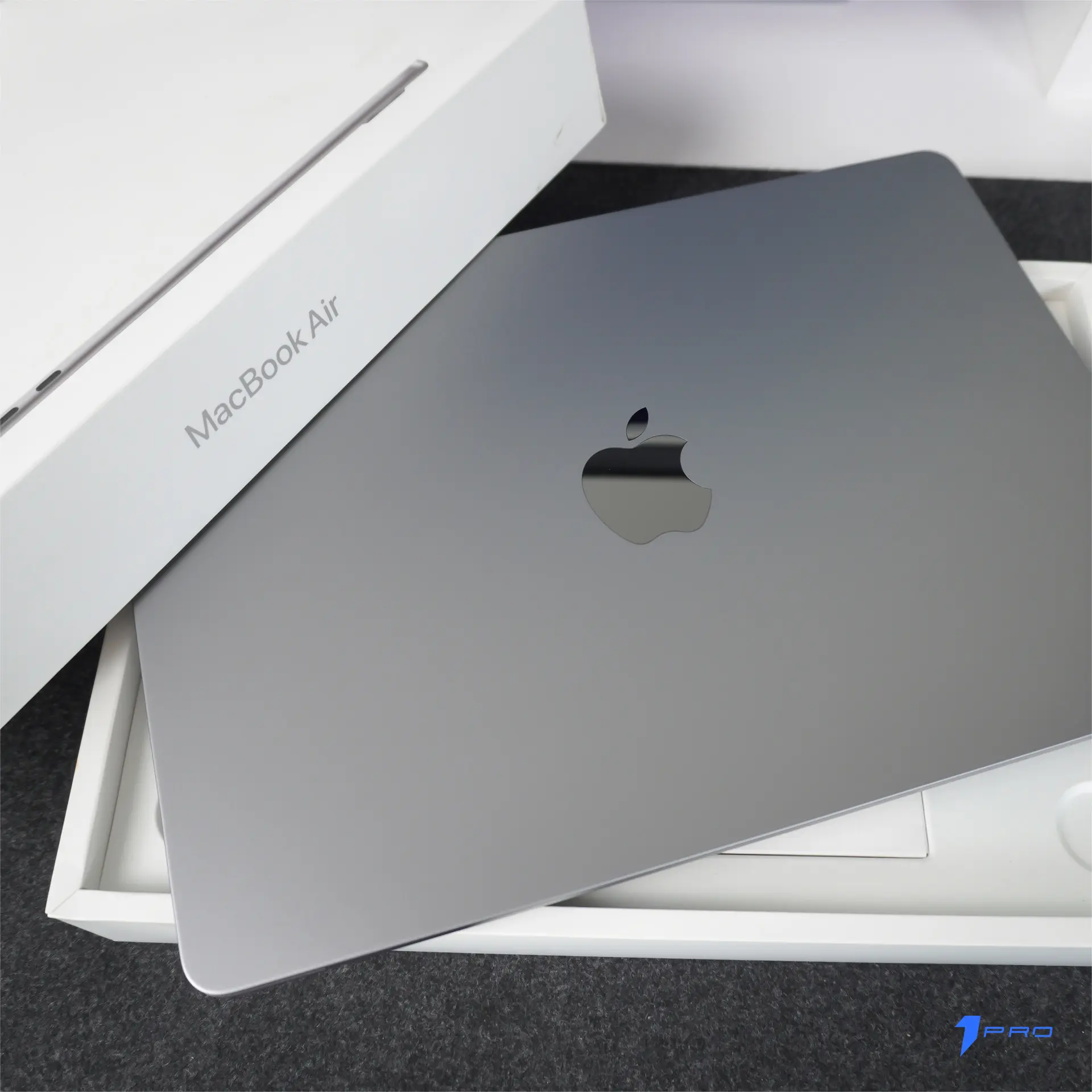 Người dùng đang chỉnh sửa ảnh trên Macbook Air M2