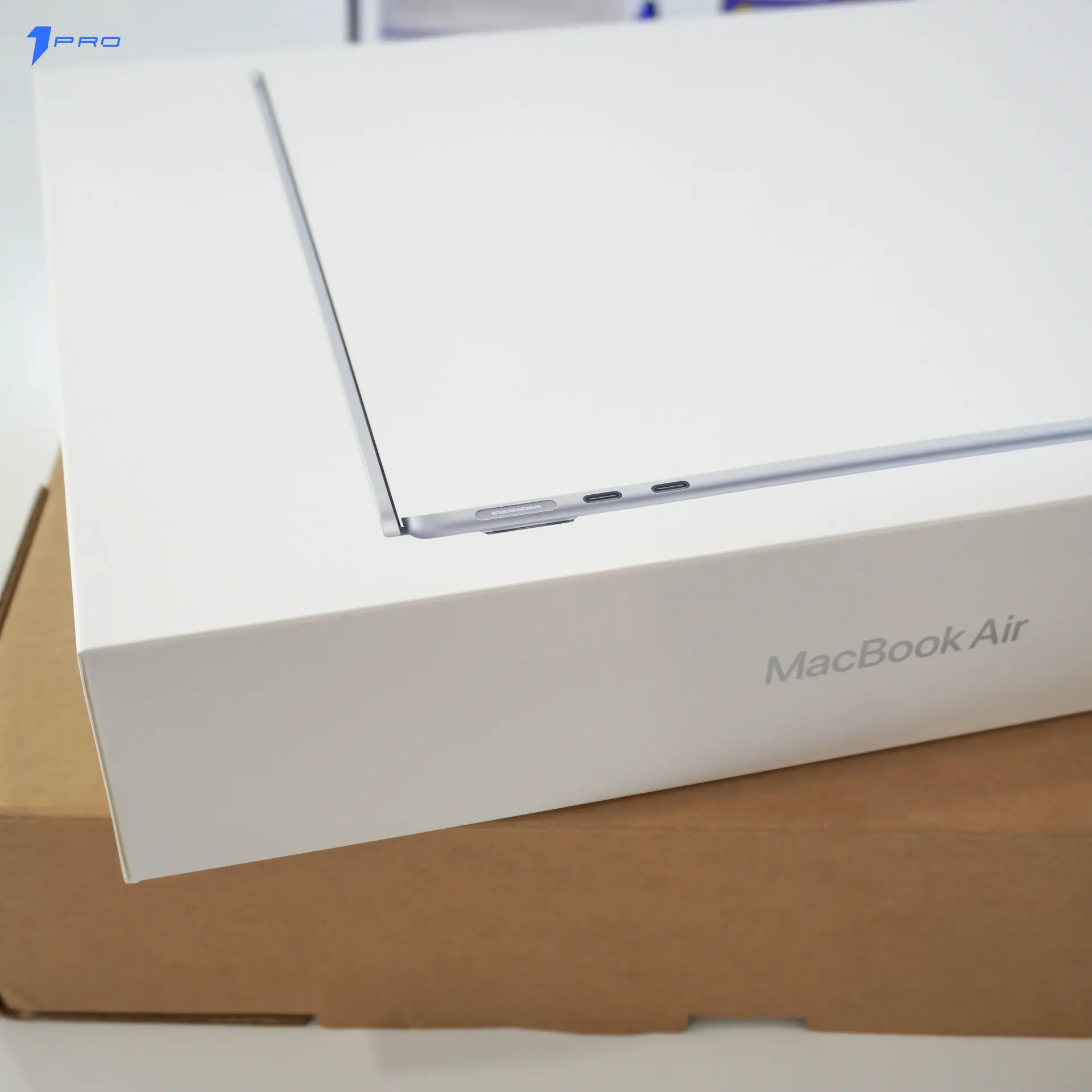 Người dùng đang chỉnh sửa video 4K mượt mà trên màn hình Macbook Air M4