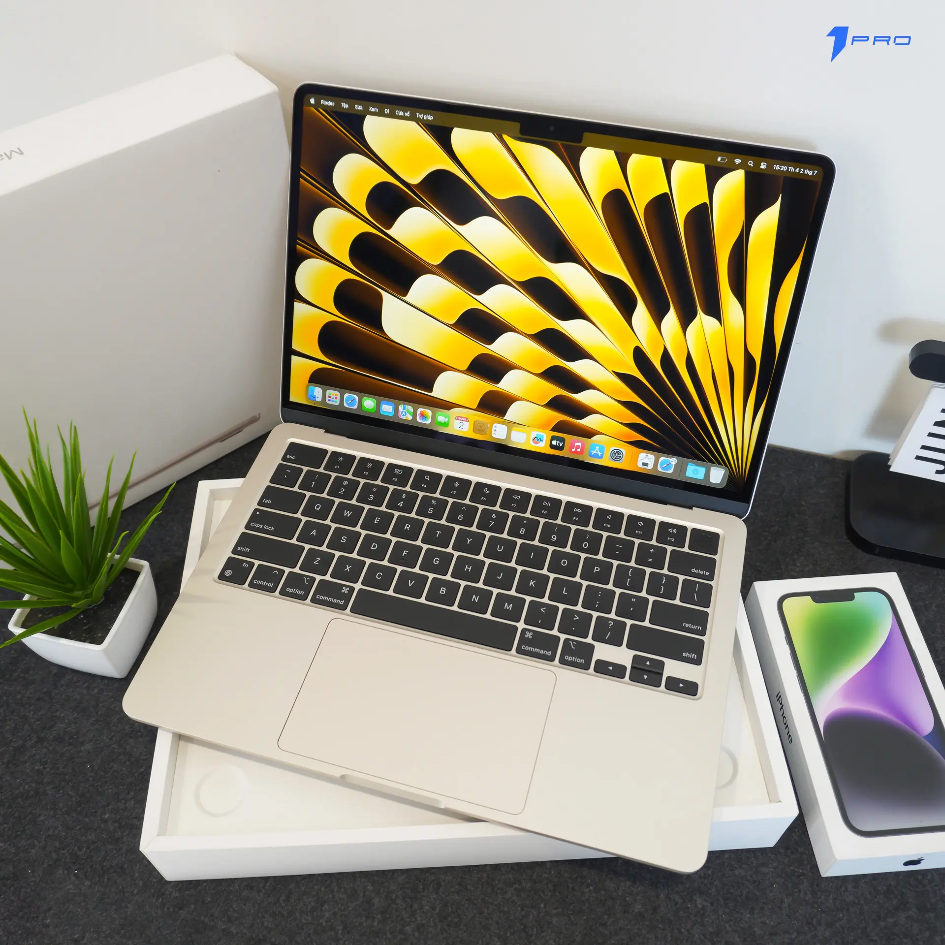 Test hiệu năng Macbook Air M2 với tác vụ đa nhiệm nặng.