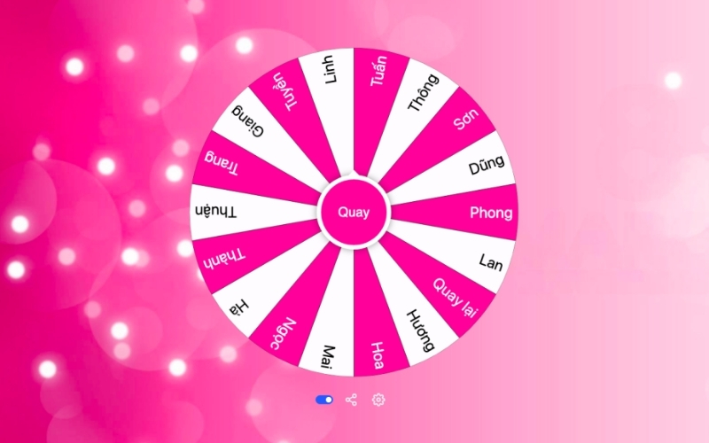 Khách tham quan thử vòng quay tương tác tại trung tâm vui chơi