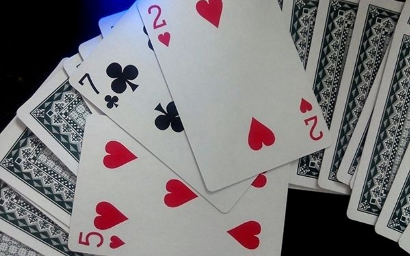 Chơi bài khi cơ thể đang mệt mỏi hoặc thiếu tỉnh táo