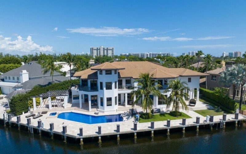 Khám phá dinh thự triệu đô ven biển tại Miami đầy hoa lệ